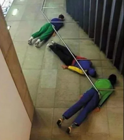 SpasticInk - @Mescuda przecież jest korytarz a oni leżą na podłodze (⌐ ͡■ ͜ʖ ͡■)