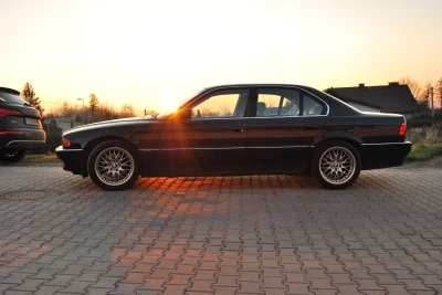 Skopo - @Anon_wluj: Czasem ich stać na samochód na niedzielę :) BMW E38 740i 1994