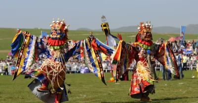 Borealny - Mongolskie stroje i maski ludowe w których wykonywany jest tradycyjny tani...