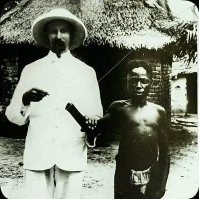 Sztuka_Wojenna - Belgijski misjonarz pozuje z afrykańskim chłopcem, który został ukar...