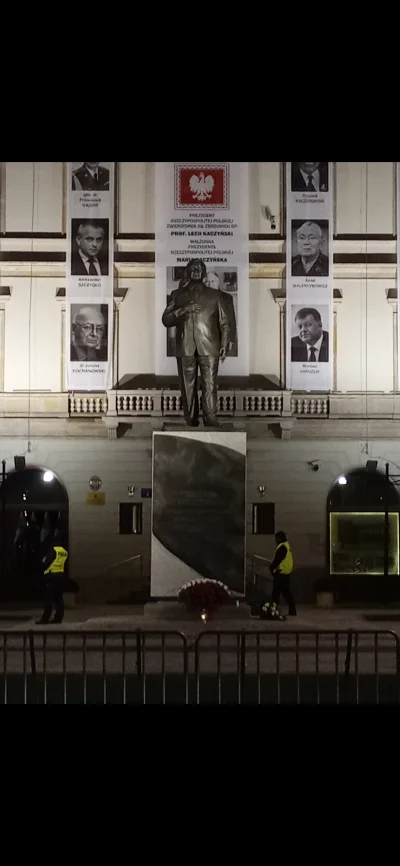 mrfavor - Pomnik pana prezydenta spogladajacego na plac i schodki tez z wystawiona wa...