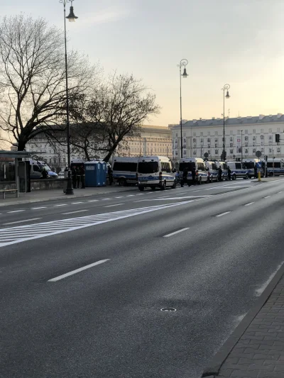 Cukrzyk2000 - Dziesiątki radiowozów pod pomnikiem schodów XDDD

#bekazpisu #policja #...