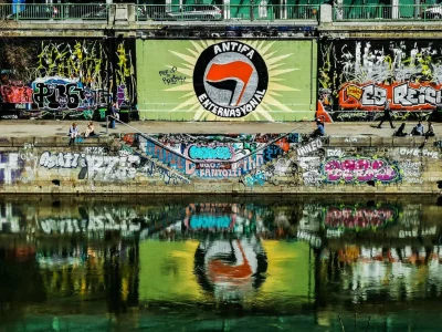 G.....5 - Walka z faszyzmem na całym świecie (｡◕‿‿◕｡)
Graffiti na kanale Dunajskim w...
