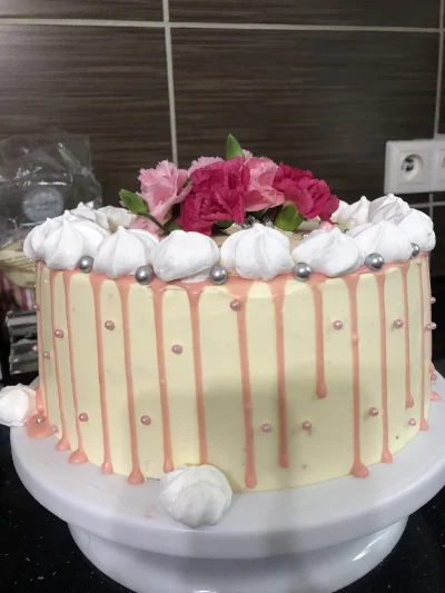 cassiopei - Drugi tort! Dla mamy na urodzinki :) w środku krem z białych michałków i ...