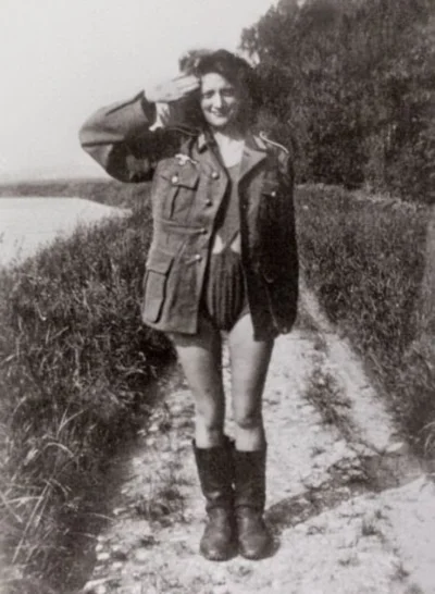 brusilow12 - Dzielna Francuzka prezentuje mundur zdobyty na żołnierzu Wehrmachtu (⌐ ͡...