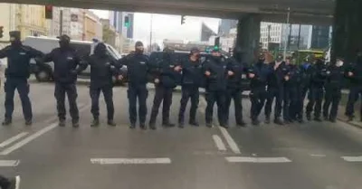 4gN4x - a obecnie ta zła virign policja to trzymają ręce i proszą, żeby sobie ludzie ...