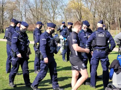 Barham - No nie mogę, znowu to zrobili. Policja w #bialystok napadła na ludzi ćwicząc...