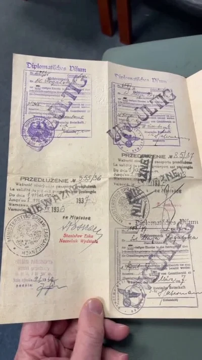 Deykun - Polski paszport dyplomatyczny z 1935:
Źródło na tiktoku: https://www.tiktok...