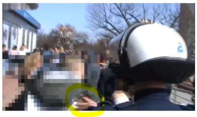 pablo071 - I co wynika z tego filmiku oprócz tego, że w 7 sekundzie policjant popycha...