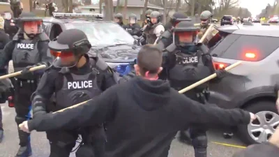 wieczny-student - Różowa chustka pod szyją i można zatrzymać cały oddział Policji.