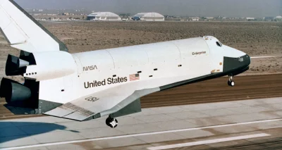 g.....i - Wahadłowiec NASA który ląduje na pasie na przylądku Canaveral.