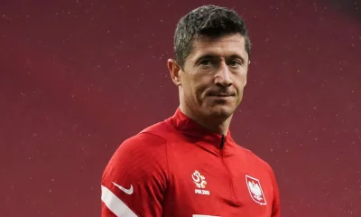 Grajox3 - Robert Lewandowski, któremu Bayern płaci 400 000 euro tygodniowo.

Realny...