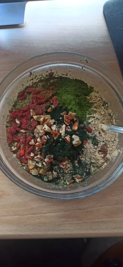 iterazwchodzejacalynabialo - Śniadanko do oceny:
1. Nasiona chia
2. Spirulina
3. C...