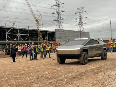 mepps - Pojawienie się #tesla #cybertruck wzbudza duże emocje nawet w Giga Texas ( ͡º...