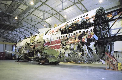 A.....1 - Zrekonstruowane szczątki samolotu Boeing 747 TWA 800.

Dwanaście minut po...