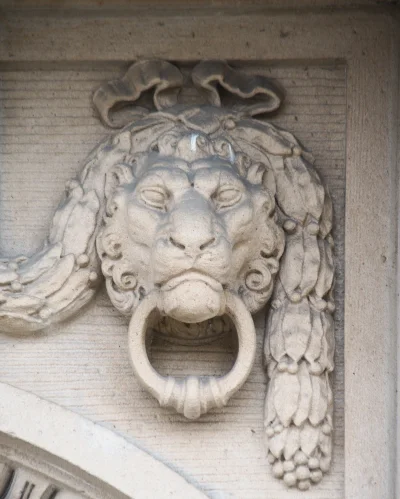Sudet - Jeden z lwów broniących wejścia do dawnej siedziby Wyższego Urzędu Górniczego...