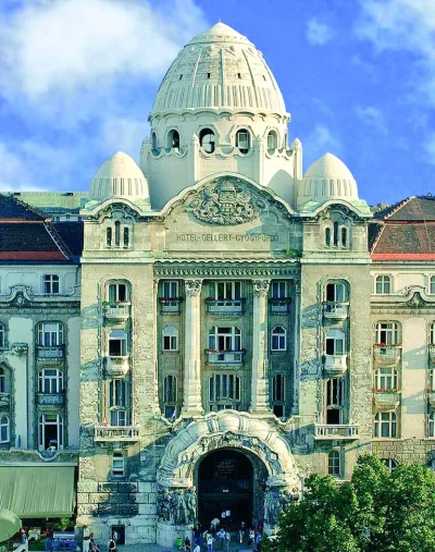 Borealny - Imponująca fasada łaźni termalnych Gellért w Budapeszcie na Węgrzech. Zbud...