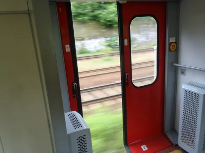 piotrveyner - Jeśli pamiętasz podróżowanie pociągami podmiejskimi z otwartymi drzwiam...