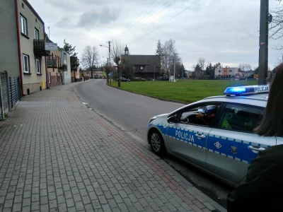 gzypis - Pusta ulica a Policja w Łasku ściga przechodniów za brak maseczek. 20 zł nie...