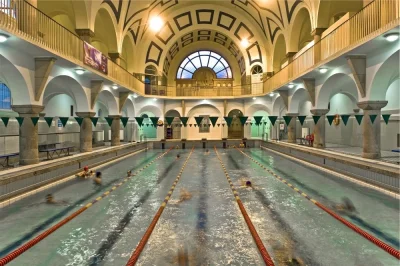 whiteglove - @Borealny: Na drugim zdjęciu podobna do wrocławskich basenów przy ul. Te...