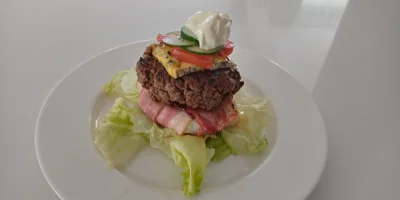 murmurlrl - Czy keto-burgerowi wolno plusa?
Tak, to jest camembert smażony w bekonie...