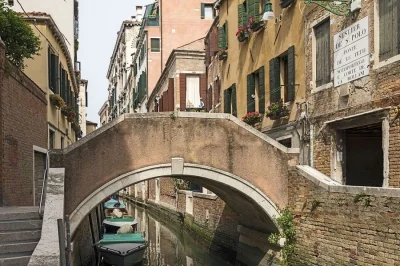 PalNick - #ciekawscycom

Most piersi w Wenecji

Wenecja kojarzona jest dzisiaj z ...