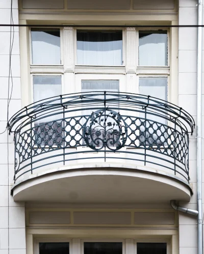Sudet - Pięknie odnowiony balkon z kamienicy przy ulicy Traugutta 147. Metaloplastyka...
