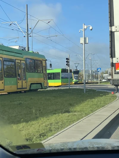 AndzejGolara - Autobus wjechał na czerwonym i teraz blokuje 2 tramwaje xd #poznan #ko...