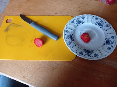 xonick - Kroje truskawki, maczam w cukrze posypanym na talerzyku i zjadam (づ•﹏•)づ Got...