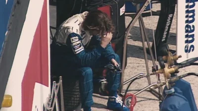 Mothman- - Kil jest ten Pan w stroju Williamsa? W Filmie Senna tuż po wypadku Ayrtona...