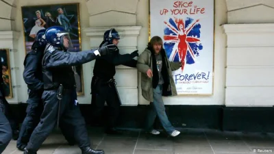 AloneShooter - @RobertPPK: w UK też mają jednostki do pacyfikacji demonstracji z tarc...