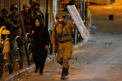 s.....s - W mieście Hebron, trwają właśnie arabskie zamieszki. Na fotografii izrealsk...