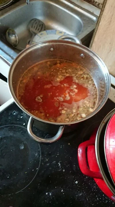 dawidczeta - Robię właśnie zupę pomidorową. Jakiś ekspert mi powie czy tak powinna wy...