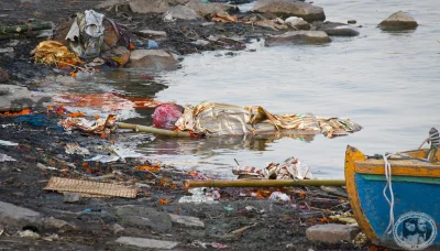 Turbonekro - @Chuseok: Zgodnie z nauką hinduizmu wypicie wody z Gangesu ma oczyszczać...