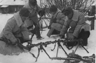 myrmekochoria - Radzieccy żołnierze ze zdobycznymi karabinami maszynowymi (MG 34 chyb...