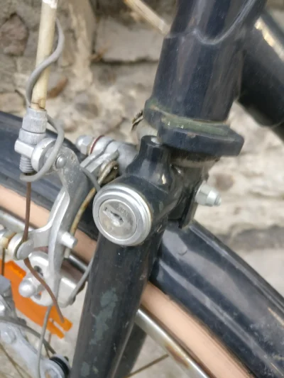 KEjAf - Niezły patent dziś widziałem w jakimś starym rowerze przypiętym do słupa. Wyg...