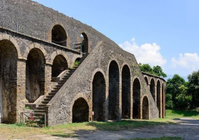 IMPERIUMROMANUM - Zewnętrzne schody amfiteatru rzymskiego w Pompejach

Zewnętrzne s...