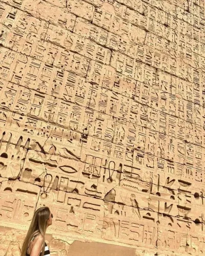 JoeShmoe - Hieroglify wypisane na ścianie Świątyni Ramzesa III w Medinet Habu, na zac...