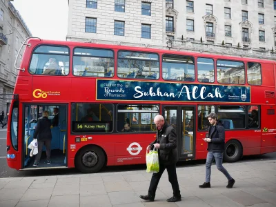 shaki24 - Standard.

Autobusy z takami reklami też są standardem na londyńskich uli...