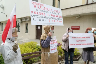 lakukaracza_ - Nawet mają legitne samemu robione w domu transparenty. ( ͡° ͜ʖ ͡°)