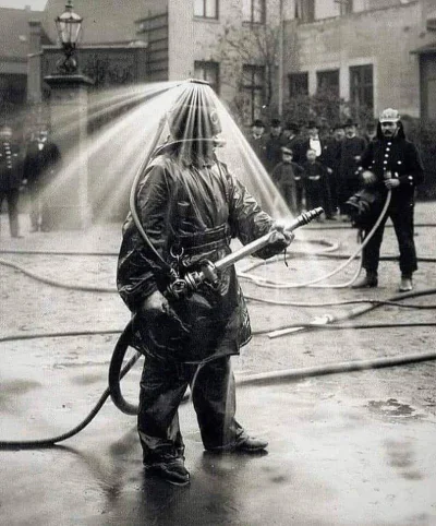 Nemezja - #fotohistoria
Kombinezon strażacki z początku XIX wieku z wbudowanym sprys...