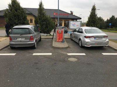 mdesign - Nie pozdrawiam debili, którzy ze stacji z kompresorem zrobili sobie parking...