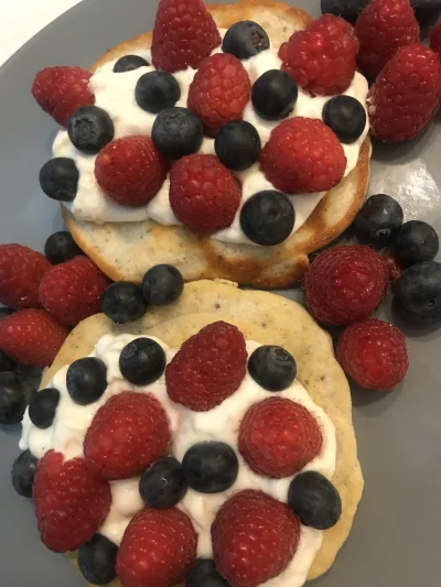 Szpeju - Pankejki proteinowe cookie&cream, skyr waniliowy zmieszany z NutLove kokosow...