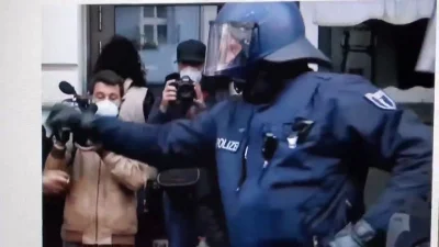 Coxex - Agresywny niemiecki policjant atakuje protestującego! 

A tak szczerze to p...