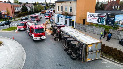 czestochowskie_drogi - Zmęczony ciągnik siodłowy z naczepą odpoczywa po ciężkiej prac...