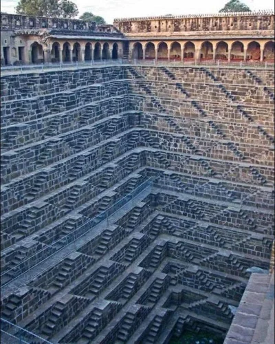 Sztuka_Wojenna - Chand Baori, największa studnia schodkowa na terenie Indii, na dół p...