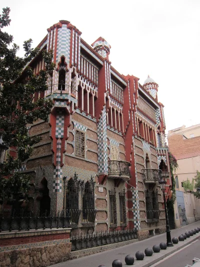 Borealny - Casa Vicens to jeden z pierwszych projektów Antoniego Gaudíego, łączy styl...