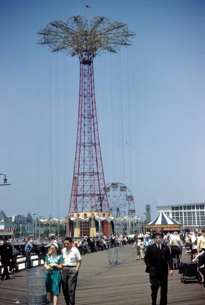 myrmekochoria - Coney Island, 1941. W tle wieża do skakaniu ze spadochronu, ale nie w...