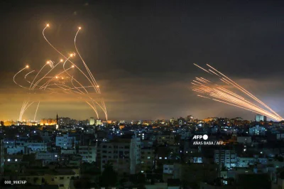 mala_rybka - Po prawej rakiety Hamasu, po lewej Izraelskie drony z Żelaznej Kopuły. 
...