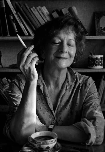 Maudee - Wisława Szymborska, Identyfikacja

Dobrze, że przyszłaś - mówi.
Słyszałaś...